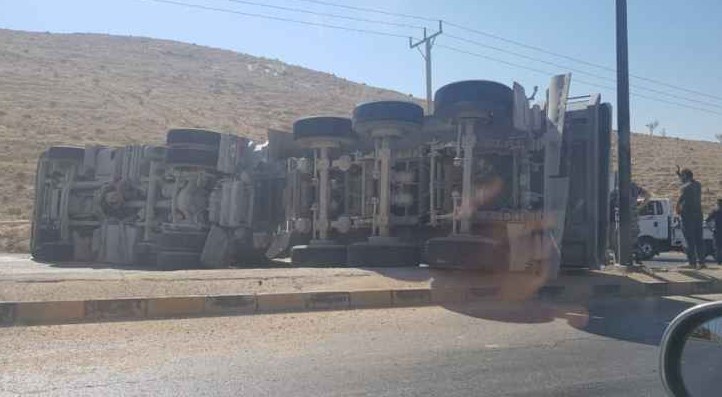 إصابة إثر إنقلاب شاحنة على «نزول