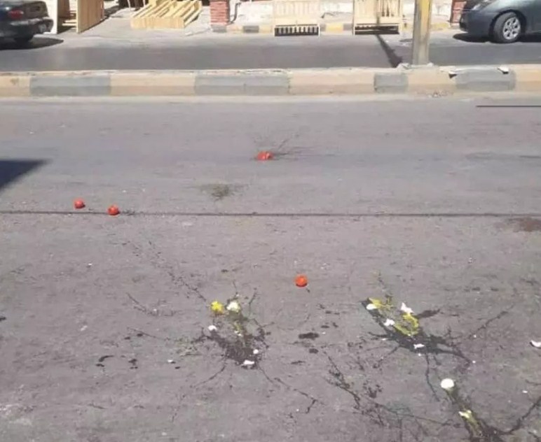 مجهولون يلقون البيض على سيارة مدير