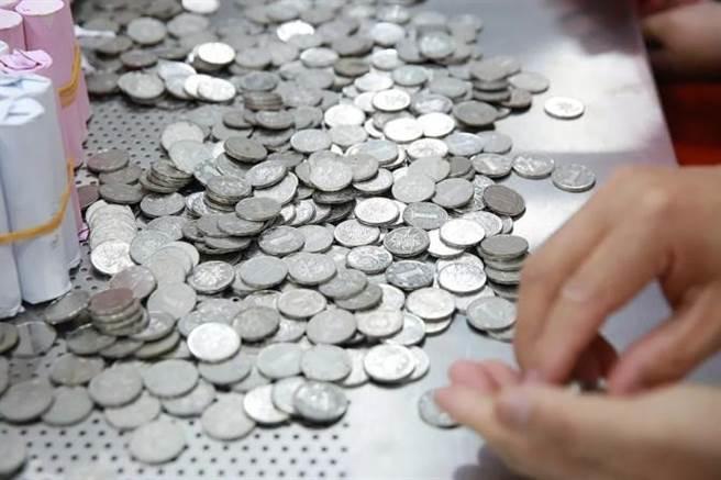 اشترى سيارة فارهة بـ ’طن عمل