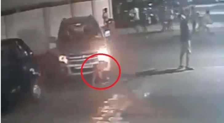 نجاة طفل بأعجوبة من موت محقق