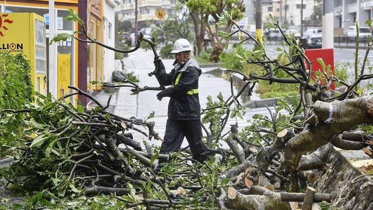 إعصار عنيف يجتاح اليابان موقعا جرحى