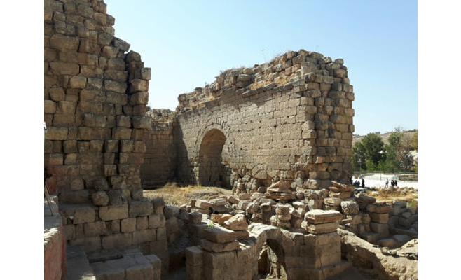 «حدث» يحاول الانتحار من أعلى آثار