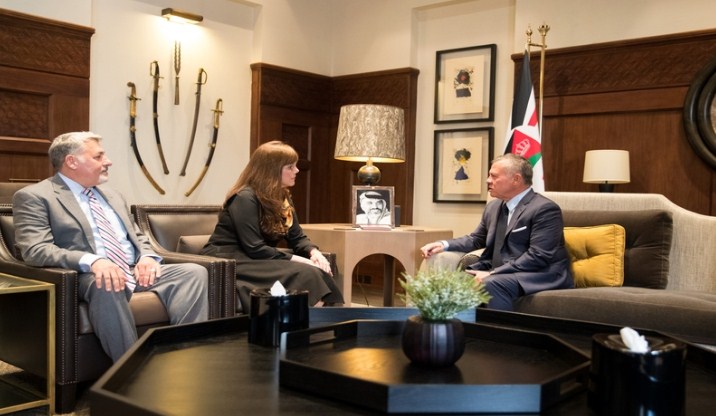 الملك يستقبل مساعدة وزير الخارجية الأمريكي