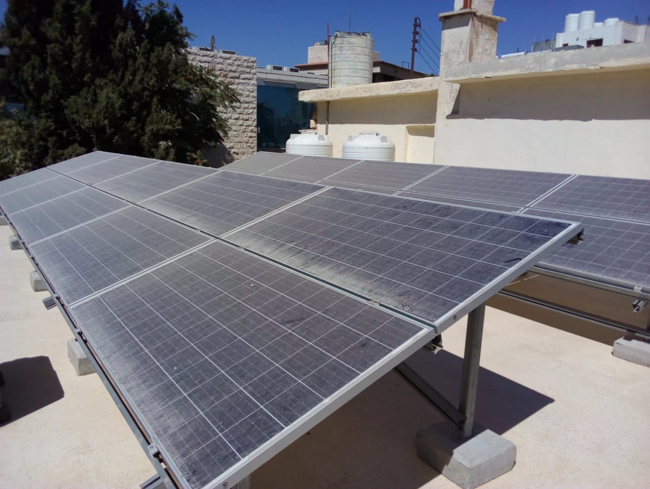 «لجنة اليتيم العربي» تركب نظاما شمسيا