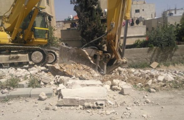 الأمانة تزيل أبنية عشوائية في شارع