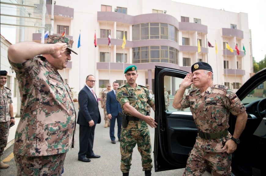 الملك يزور القيادة العامة للقوات المسلحة