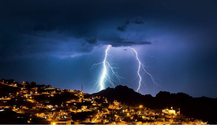 زخات خفيفة من المطر في بعض