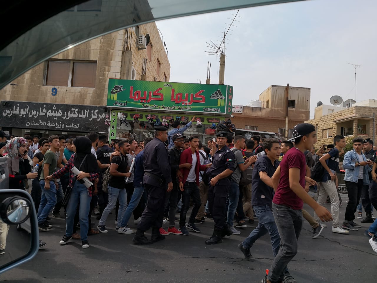 طلبة توجيهي يعتصمون امام ’التربية‘ احتجاجا