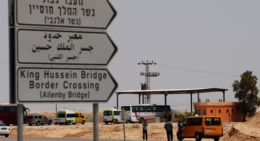 الاحتلال يمنع سفر 11 فلسطينيا الى