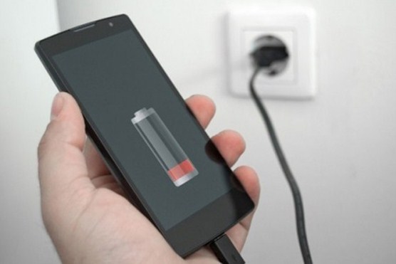 شاحن موبايل يتسبب بمقتل 8 إماراتيين