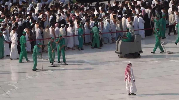 بالصور.. كيف يتم تنظيف الحرم المكي