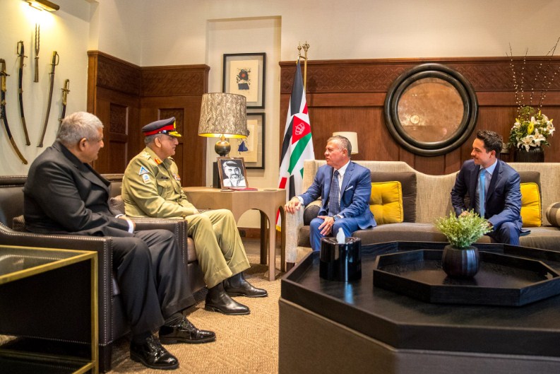 الملك يستقبل رئيس أركان الجيش الباكستاني