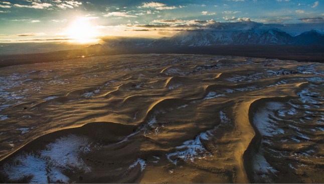 شاهد صحارى الرمال الذهبية وسط سيبيريا