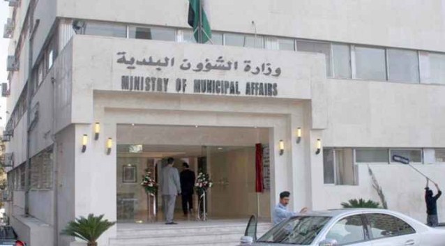 «العاملين في البلديات» يلوحون بالاعتصام والوزارة