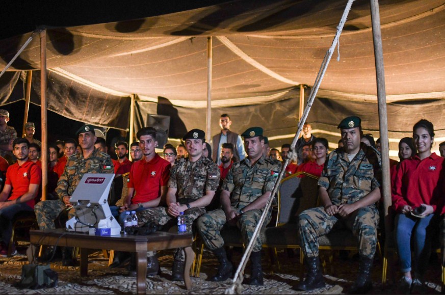 ولي العهد يتابع تمرينا عسكريا ليليا