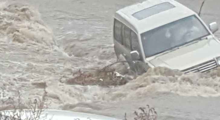 السعودية: أمطار عسير تعيق الطيران وتهدد