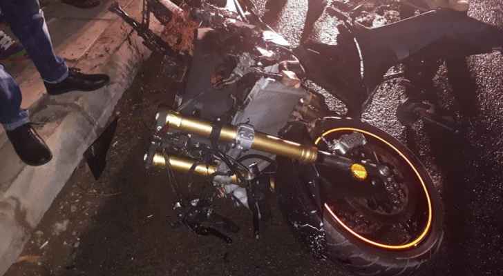 إصابتان بحادث دراجة وتاكسي على طريق