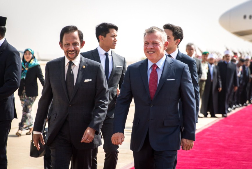 الملك وولي العهد في مقدمة مستقبلي