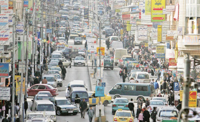 محتجون من قبيلة بني حسن يغلقون