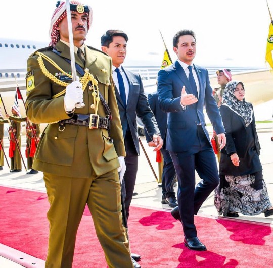 ولي العهد يستقبل الامير عبد المتين