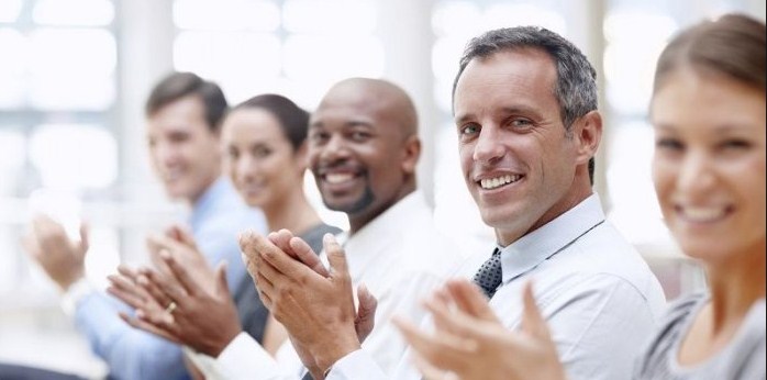 جامعة تمنع التصفيق لتأثيره على أعصاب