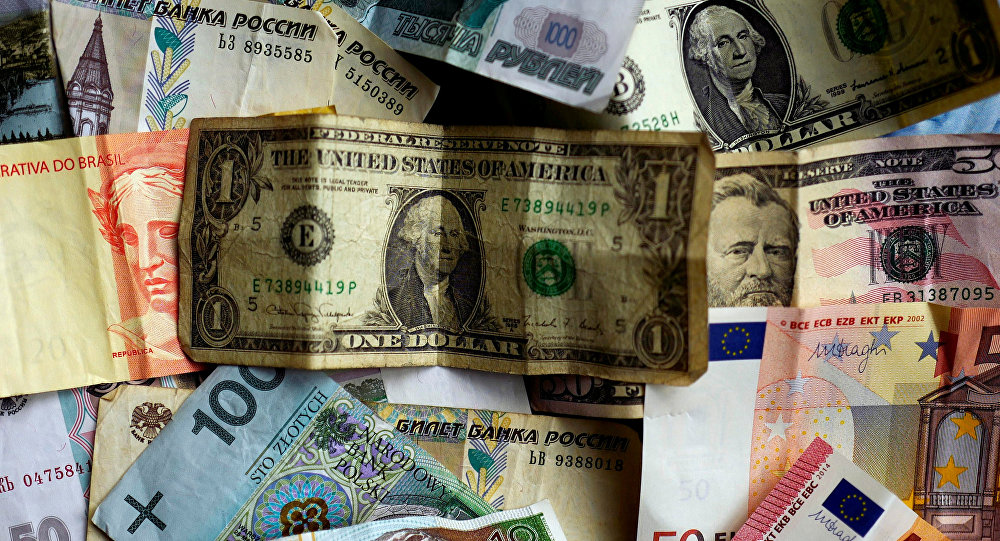 بلومبرغ: اقتربت نهاية عصر الدولار