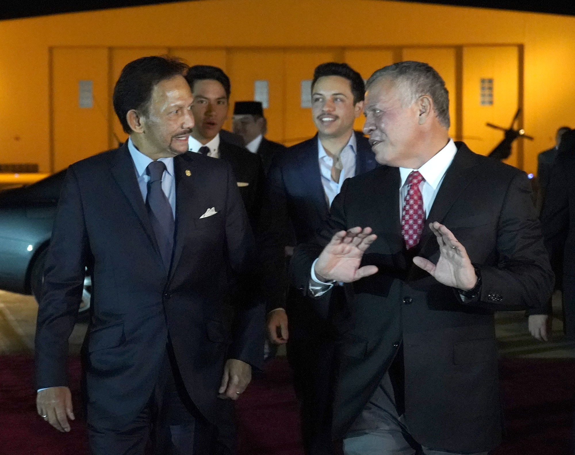 الملك وولي العهد في وداع سلطان