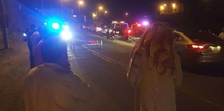 جثة مربوطة بسرير وسط الطريق العام