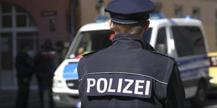 إصابة عدة أشخاص بعد اقتحام سيارة