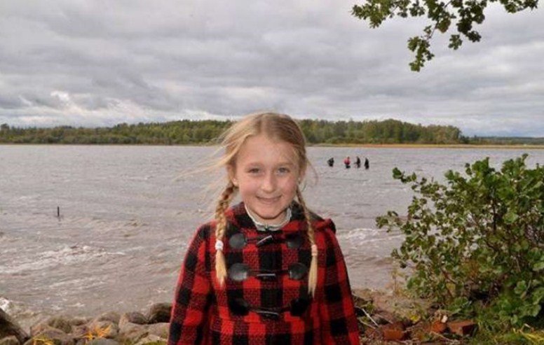 طفلة سويدية تعثر على سيف عمره