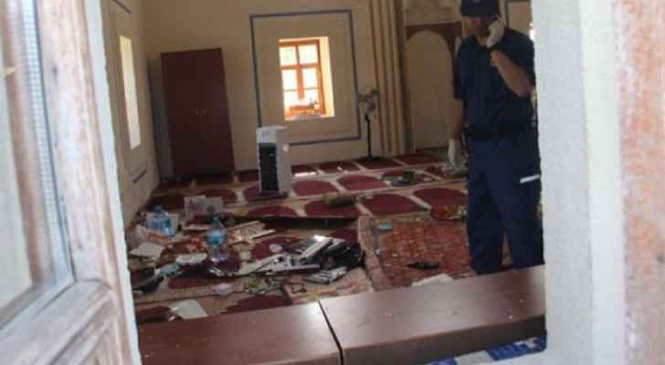 مجهولون يهاجمون مسجدا في تركيا ويلقون