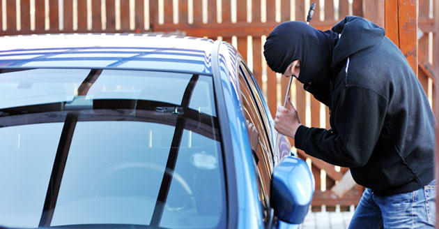 القبض على شخصين سرقا 11 مركبة