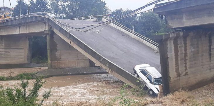 قتلى ومصابون خلال سيول جارفة ضربت