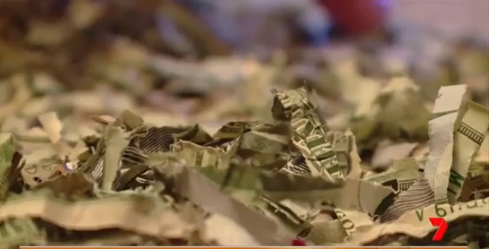 طفل يضع 1000 دولار في آلة