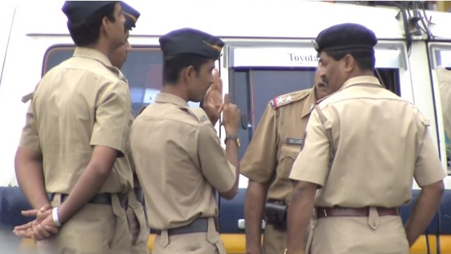 بالفيديو.. هندية تسقط من برج اتصالات