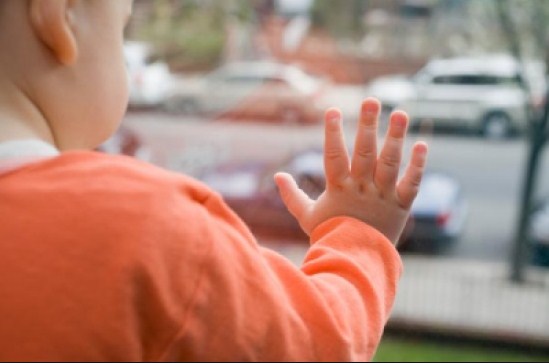 وفاة طفله سقطت من الطابق الرابع