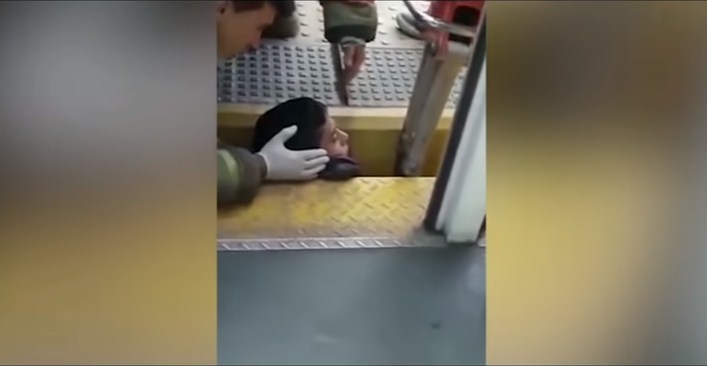 لقطات مرعبة لإنقاذ شاب علقت رأسه