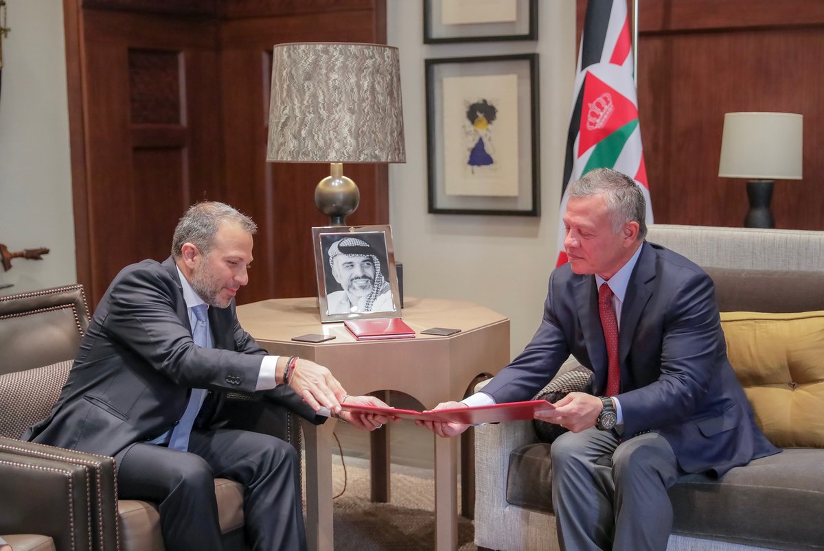 باسيل يسلم الملك الدعوة