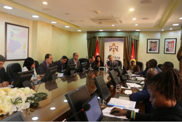 خليفات يبحث مع وزيرة العمل الأوغندية