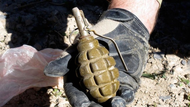 إصابة رجل أمن بانفجار قنبلة خلال