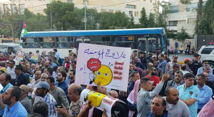 موظفو البلديات يواصلون إضرابهم