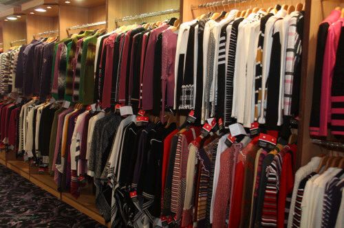 الجمارك الأردنية تضبط البسة مقلدة لماركات