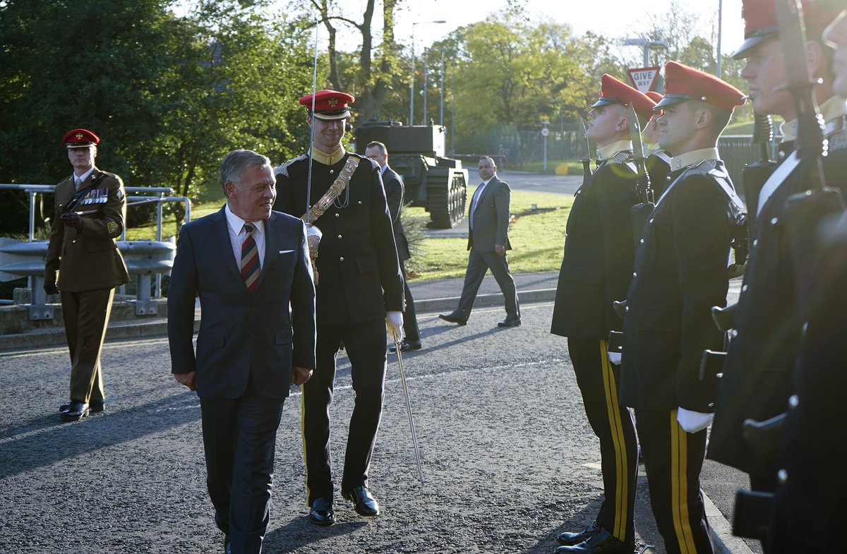 الملك يحضر برنامجا عسكريا في كتيبة