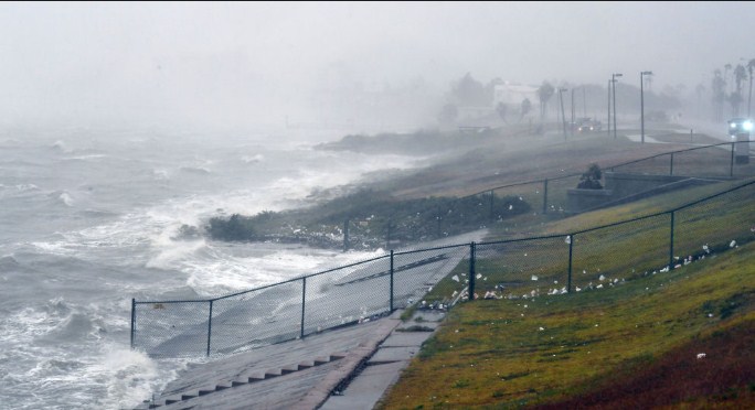 «الاعصار مايكل» يقترب.. ونداء فوري إلى