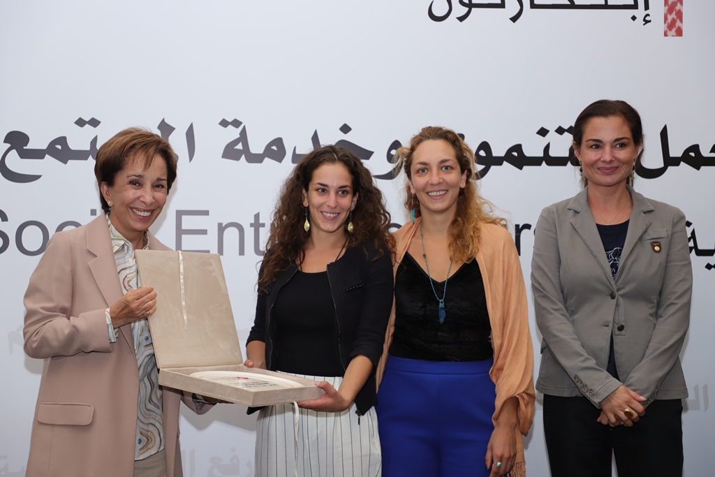 تسيلم الجوائز للفائزين بمسابقة «الأميرة بسمة