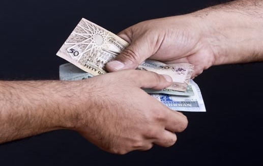 القبض على خمسة موظفين في أمانة