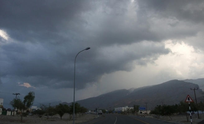 انخفاض على درجات الحرارة وزخات أمطار