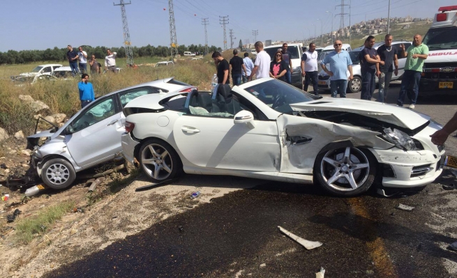 6 إصابات بتصادم 3 مركبات في