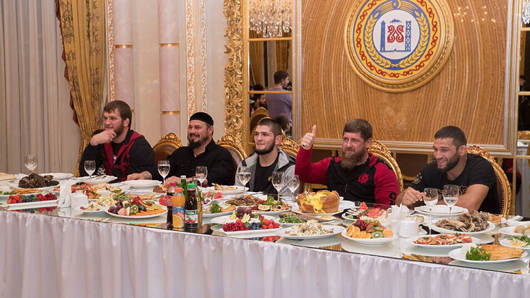 قديروف يكرّم حبيب بوليمة عامرة وسيارة