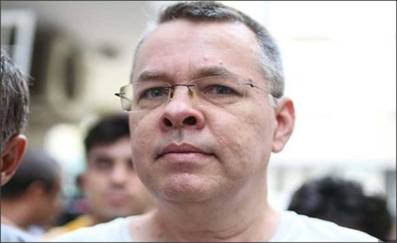 القسّ الأميركي المفرج عنه يغادر تركيا